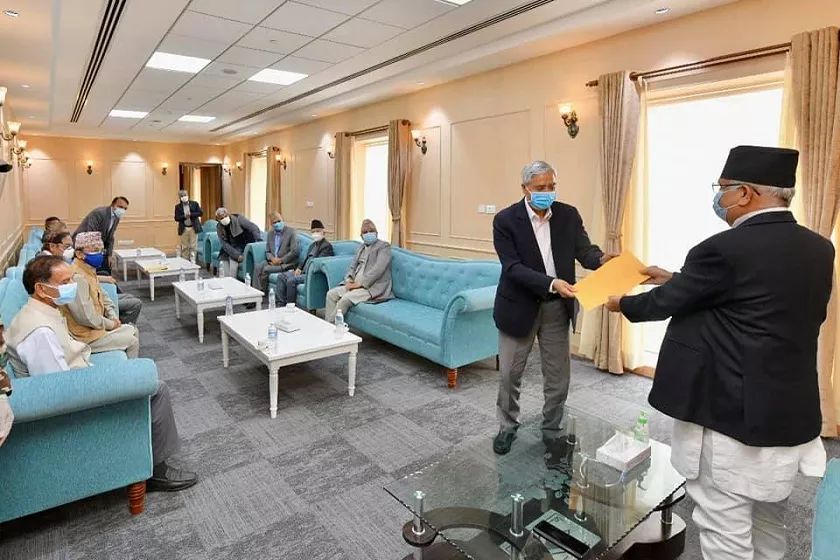 कोरोना महामारी नियन्त्रणका बिषयमा प्रधानमन्त्री ओलीलाई देउवाले बुझाए १५ बुँदे ध्यानाकर्षण पत्र