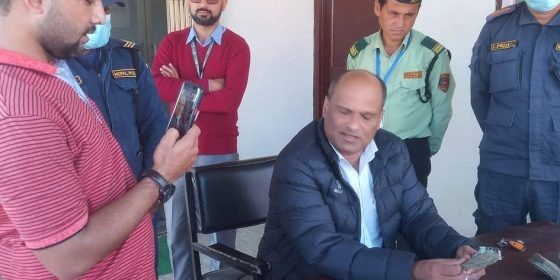 चेक सहित मालपोत अधिकृत र ३ लाख ५० हजारको चेक सहित अमिन पक्राउ