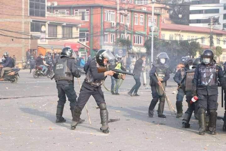 बानेश्वर प्रदर्शन : प्रहरीलाई ढुंगा हान्न गएका आन्दोलनकारी, प्रहरीले नै दिएको रगतले बाँचे