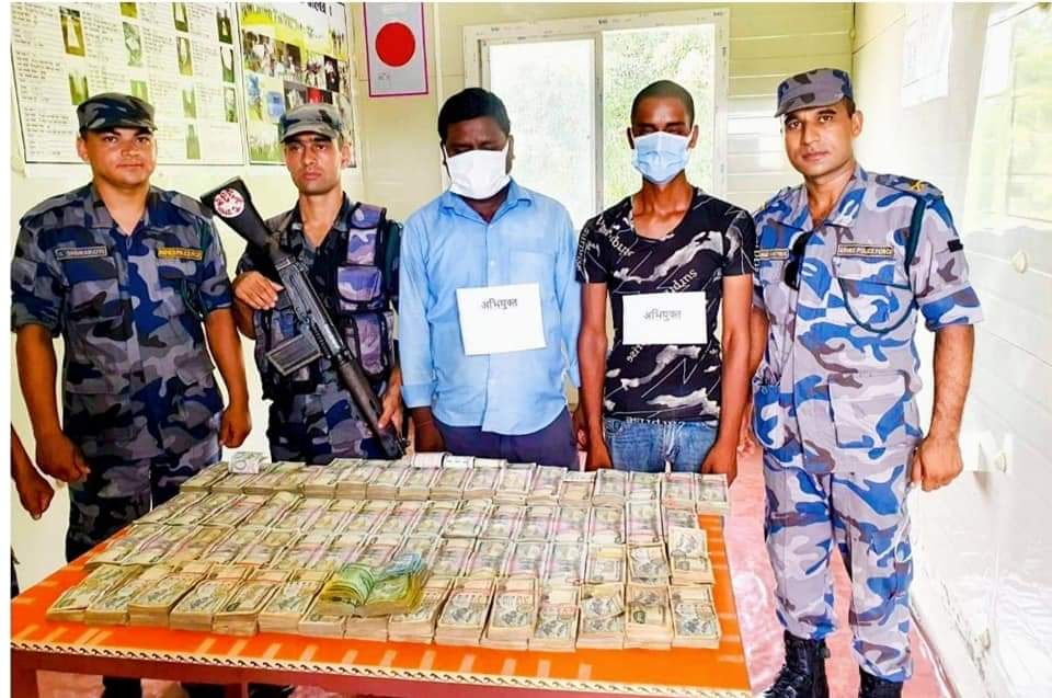 स्रोत नखुलेको ८३ लाख ६४ हजार रूपैयाँसहित सशस्त्र प्रहरीद्वारा धनुषाबाट दुईजना पक्राउ