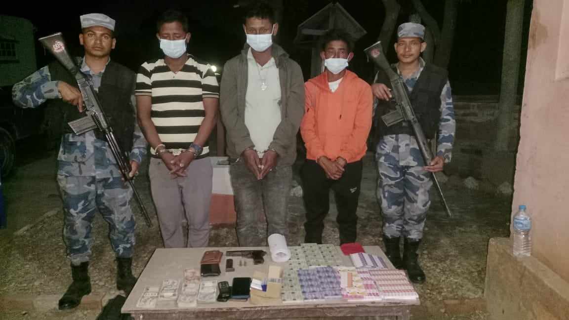 एक्सनमा सशस्त्र प्रहरी : अटोमेटिक पेस्तोलसहित तीन जना पक्राउ