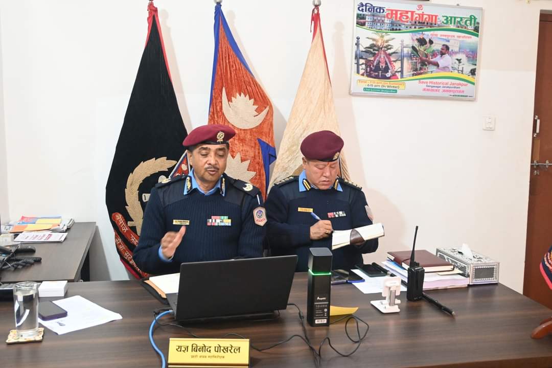 एक्सनमा डीआईजी पोखरेल : व्यापारी ठग्ने दुई प्रहरी खाेरमा, ३१ थान मोबाइल बरामद