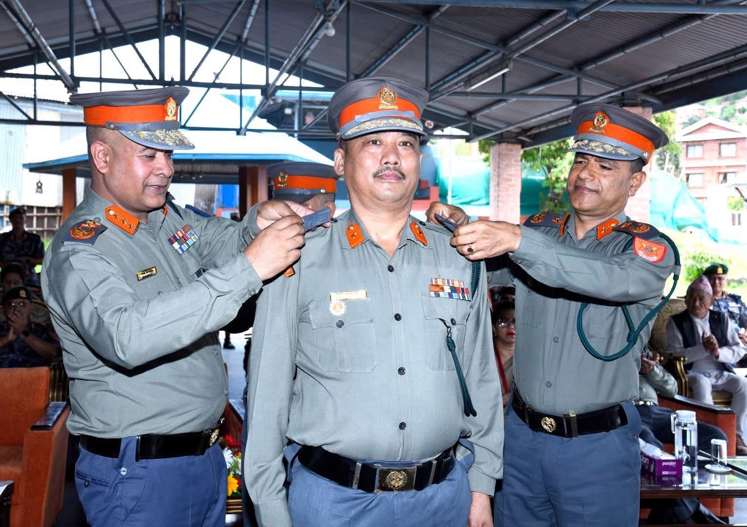 सशस्त्र प्रहरीको एआईजीमा बढुवा भएका गणेश बहादुर ठाडा मगरले लगाए फुली