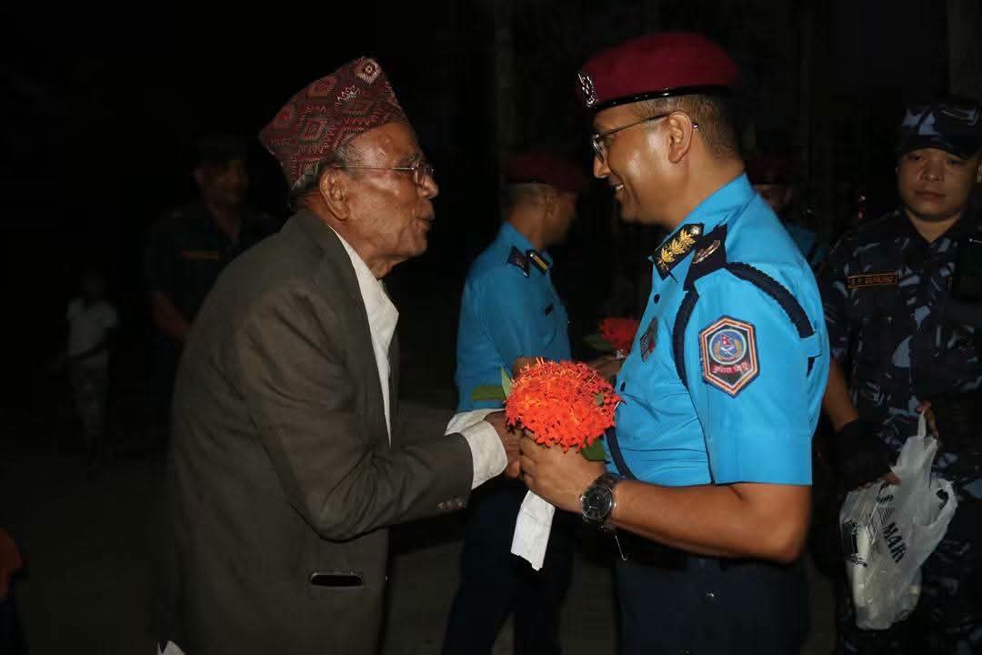 डीआईजी शेखर खनालले ९० वर्षीय पूर्व प्रहरी सई दान राउतलाई घरमै पुगेर सम्मान गरे