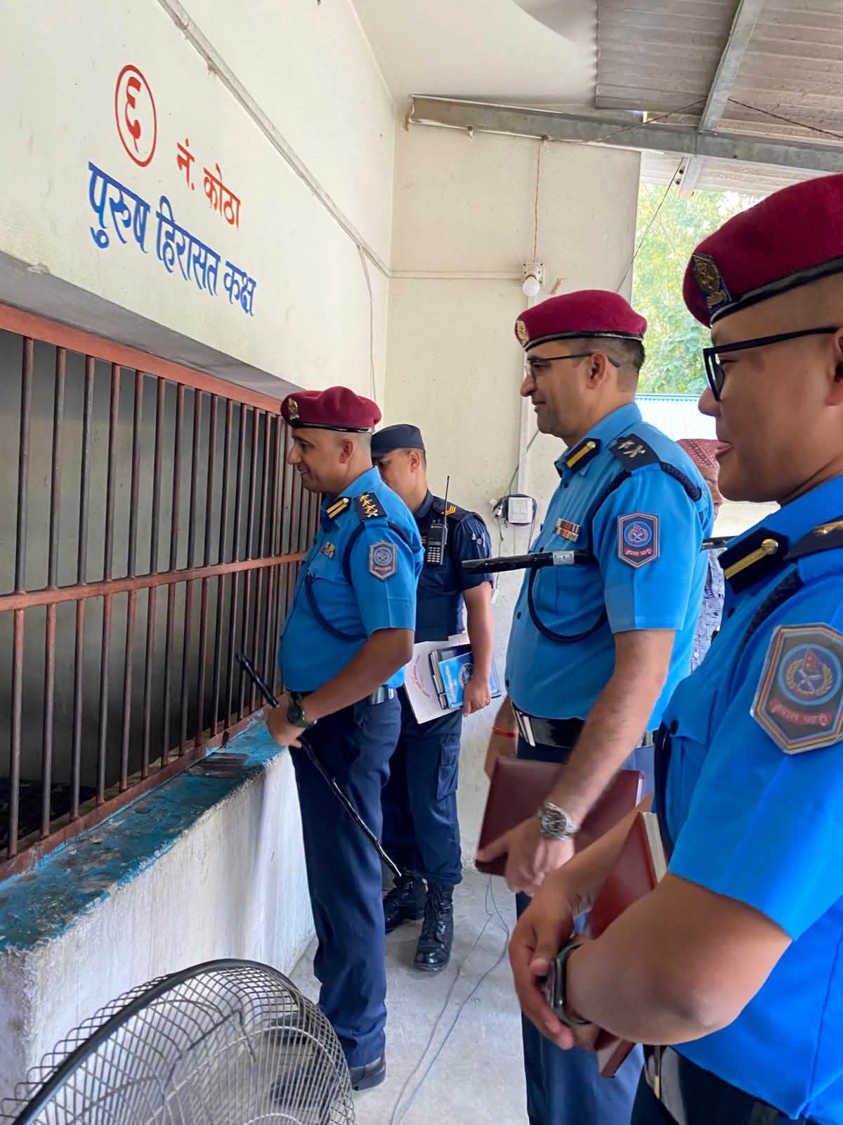 एसएसपी ज्ञानेन्द्र फुयालद्वारा इलाका प्रहरी कार्यालय पथरीको अपराध अनुसन्धान शाखाको निरीक्षण तथा निर्देशन