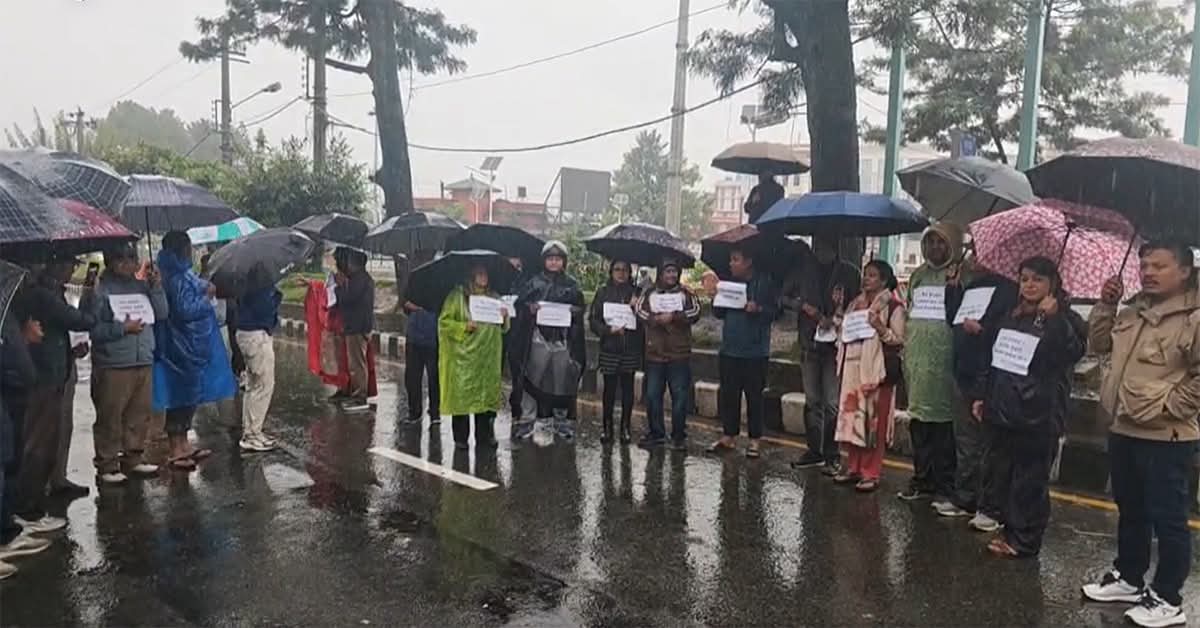 पत्रकार पक्राउ र सञ्चारगृहमा प्रहरी हस्तक्षेपविरुद्ध माइतीघरमा पत्रकारको प्रदर्शन